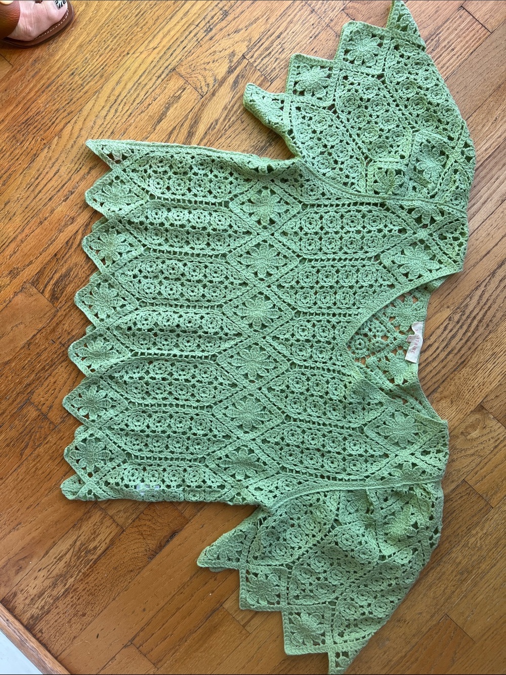 Solitaire Light Green Crochet V-Neck Top- size Small